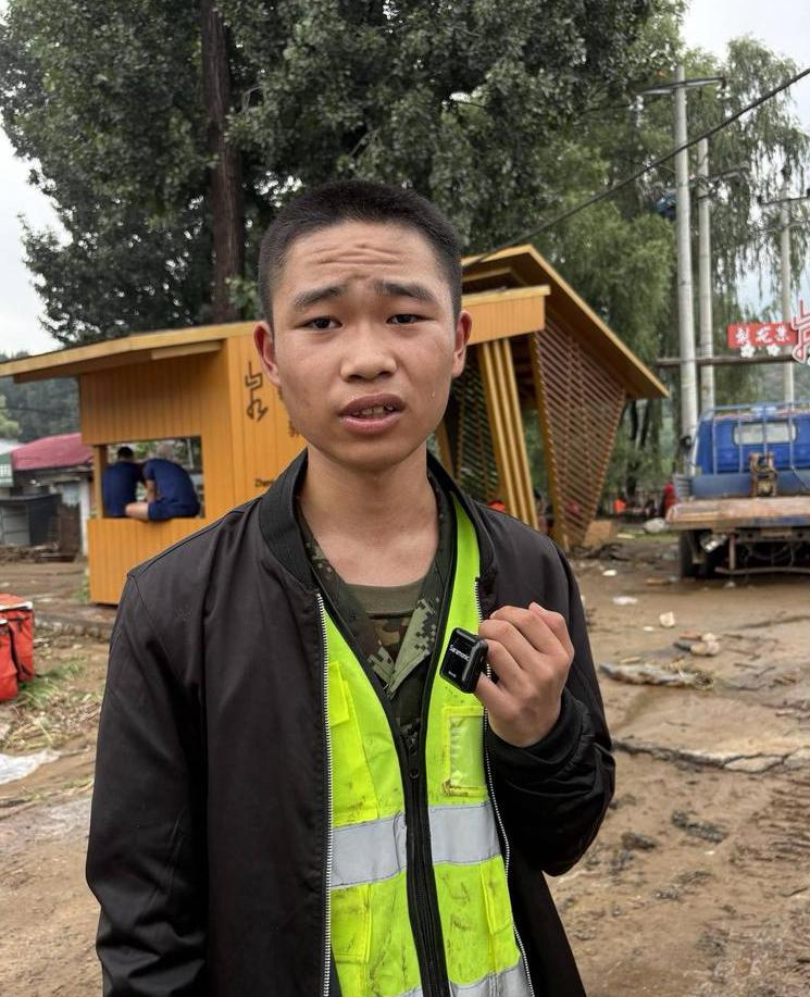平谷深山镇紧急转移村民，16岁少年为救援者领路。
7月28号下午，我到平谷镇罗营