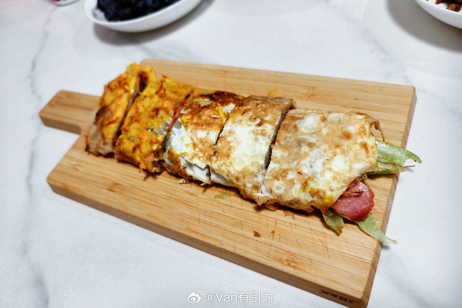 图1是贱内给我量身定制的减脂晚餐，用手抓饼面胚搞成了鸡蛋灌饼效果。刚吃完，她又端
