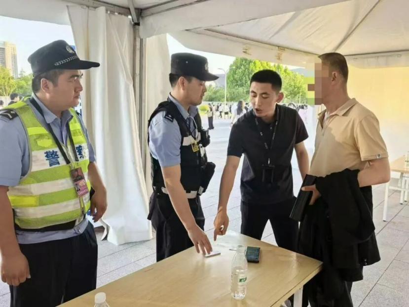 9 月 15 日，陕西都市快报报道，据西安公安消息，民警在周传雄演唱会现场执勤过