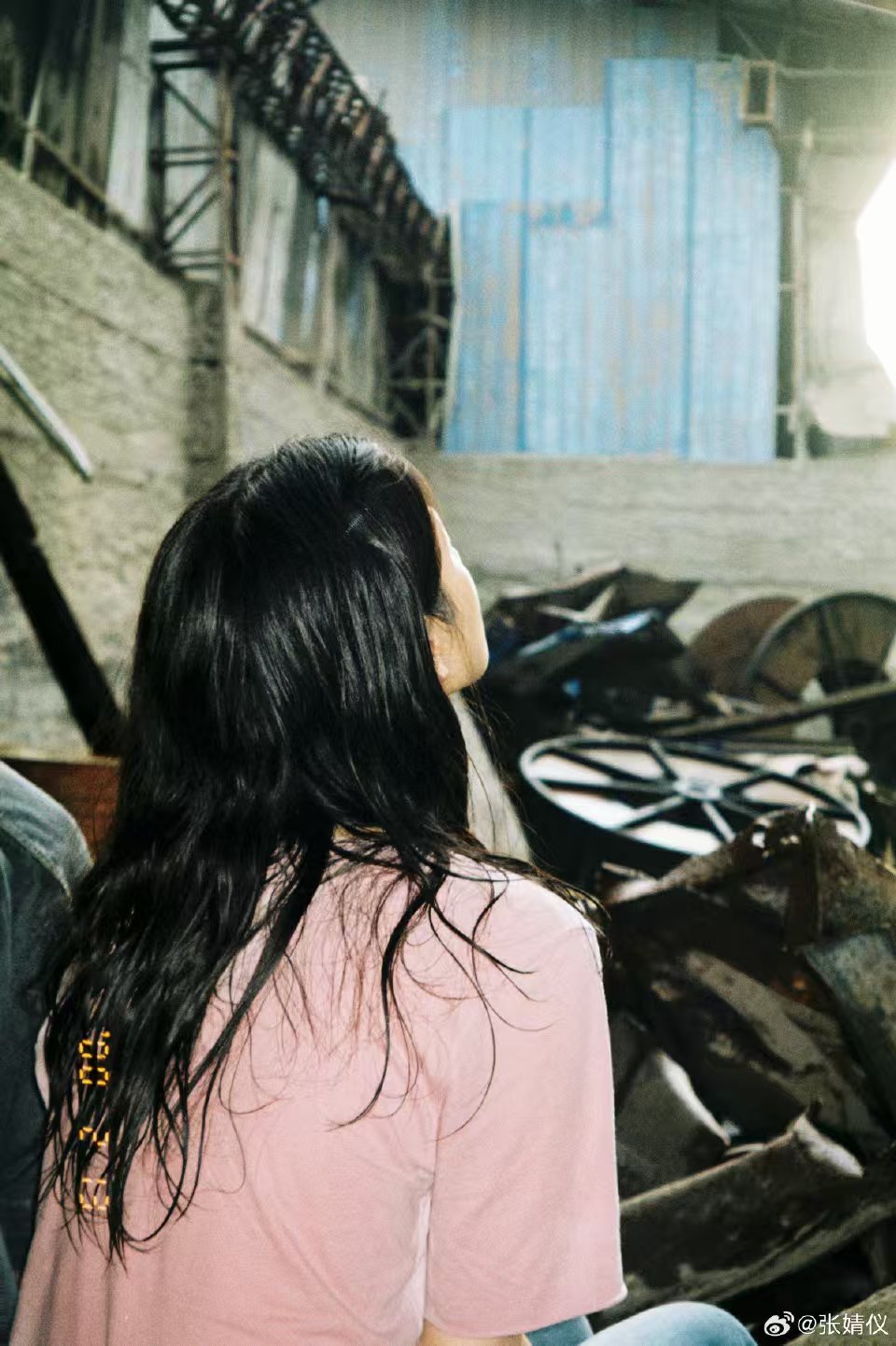 娱乐[超话]张婧仪野狗骨头正式杀青 张婧仪晒野狗骨头杀青照 期待张婧仪野狗骨头 