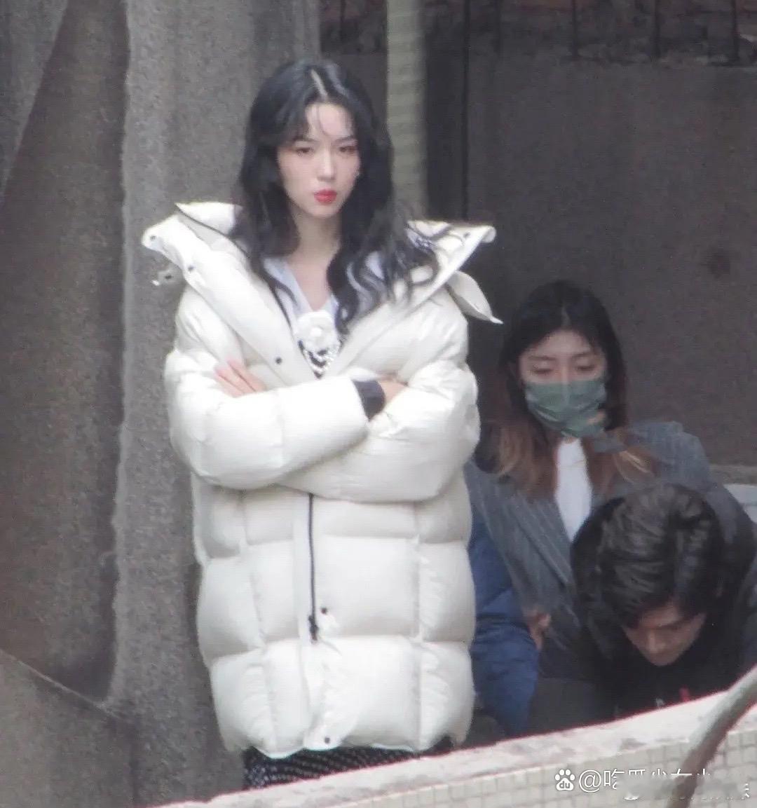 周也这样的大美女怎么发缝这么宽 