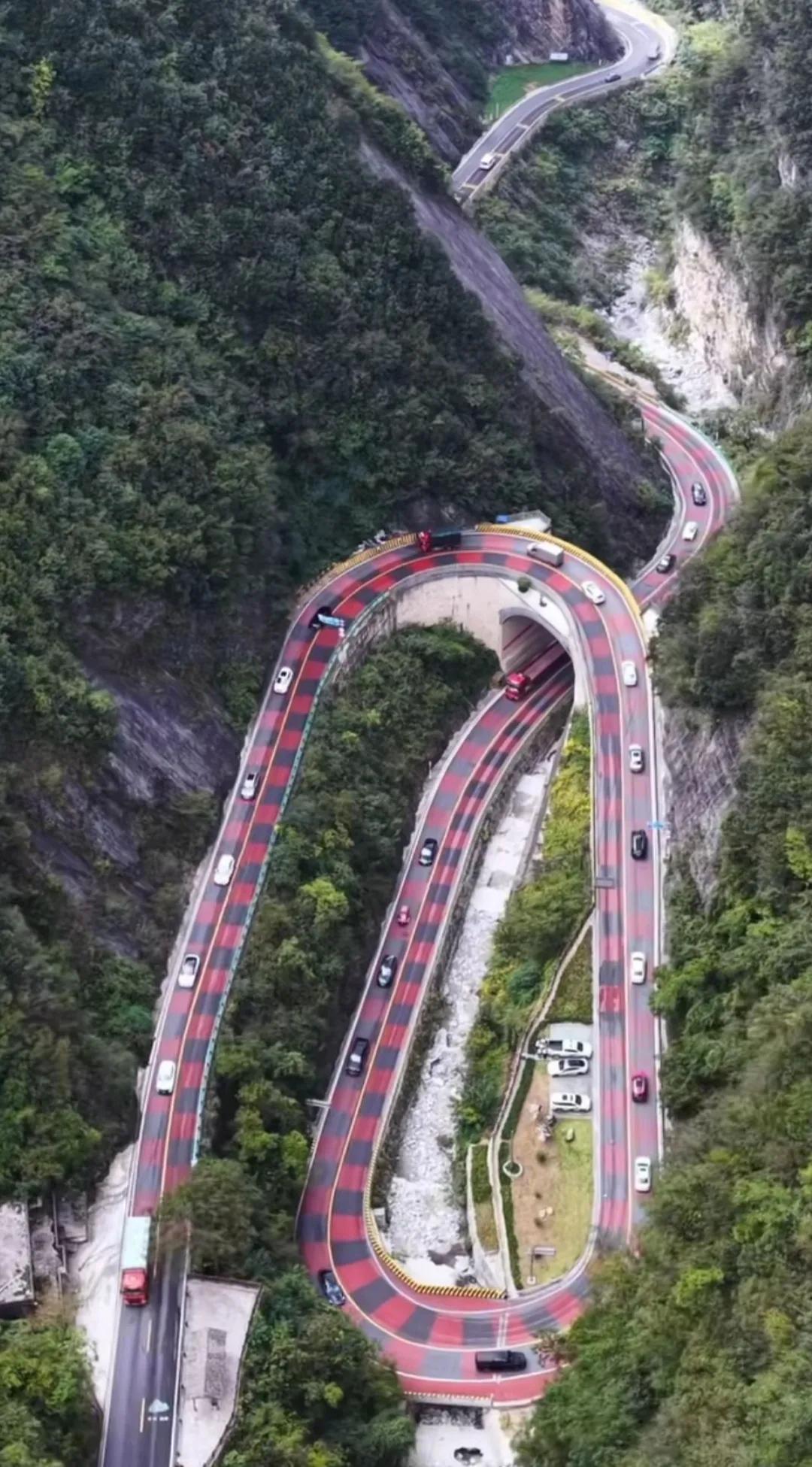 看不出来吧，这居然高低落差38米。🇨🇳中国基建真是全世界的奇迹！太厉害啦。
