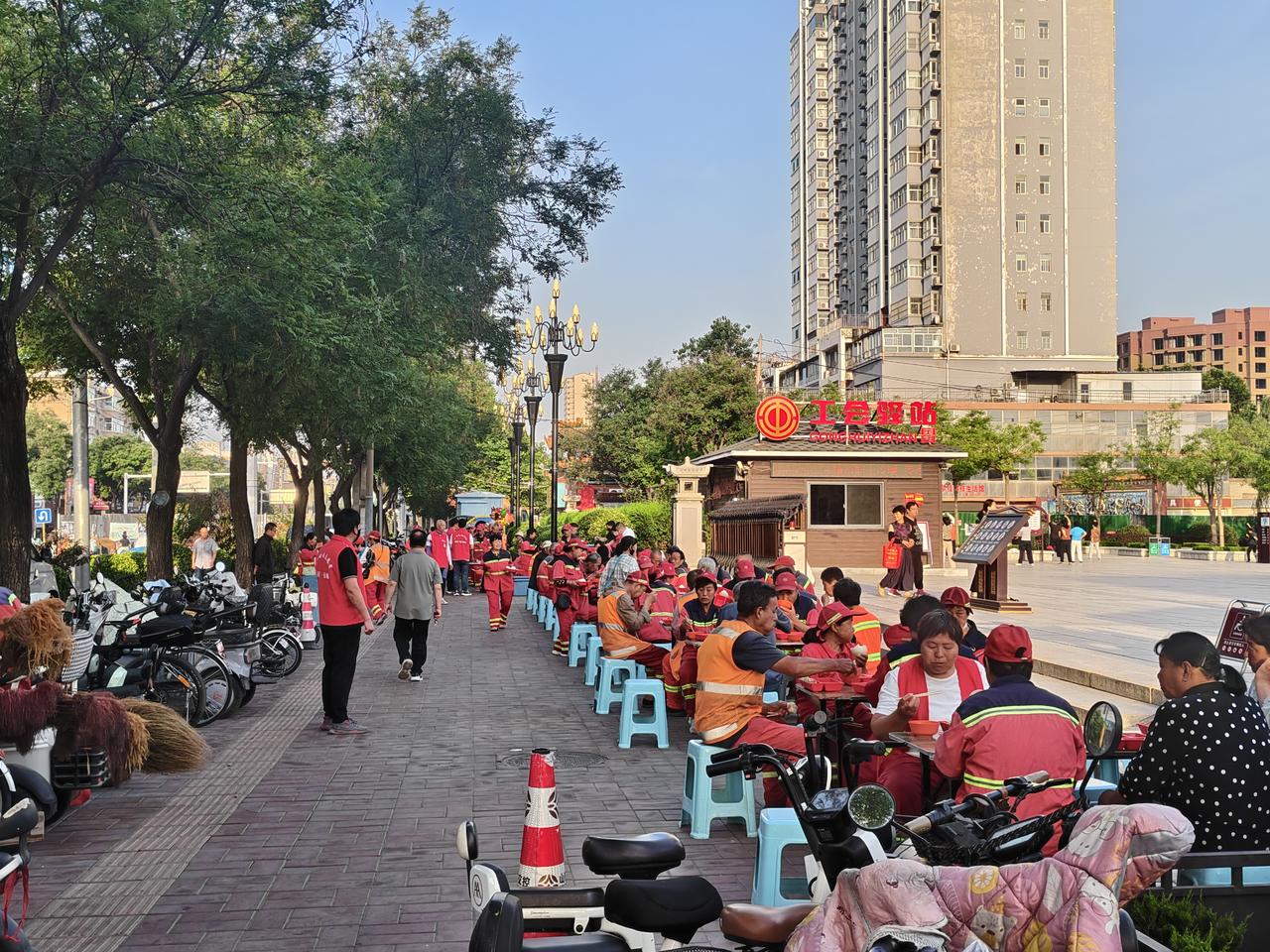 温暖的一幕润人心脾！2026年6月2号，早上6:20，当朝阳刚露出头时，环卫工师