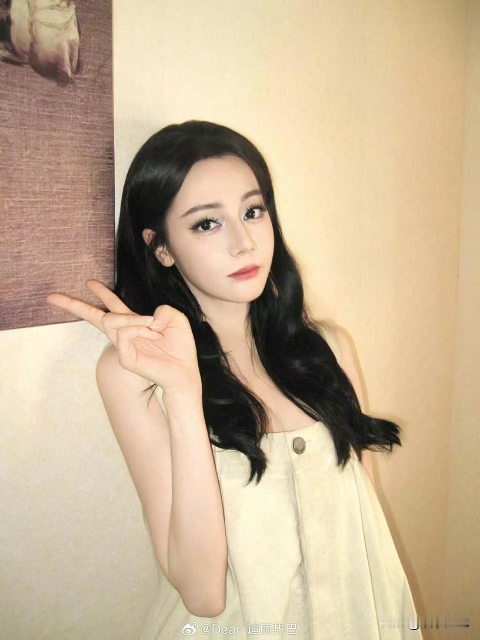 迪丽热巴，这么宽松的衣服都能看出来胸前的不简单[爱慕][爱慕][爱慕]