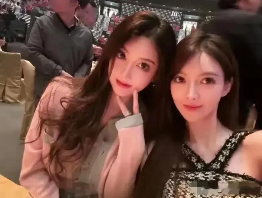 盲猜，哪个才是黄晓明的女朋友？
感觉人工美女都是一样的，大眼睛高鼻梁尖下巴，再配