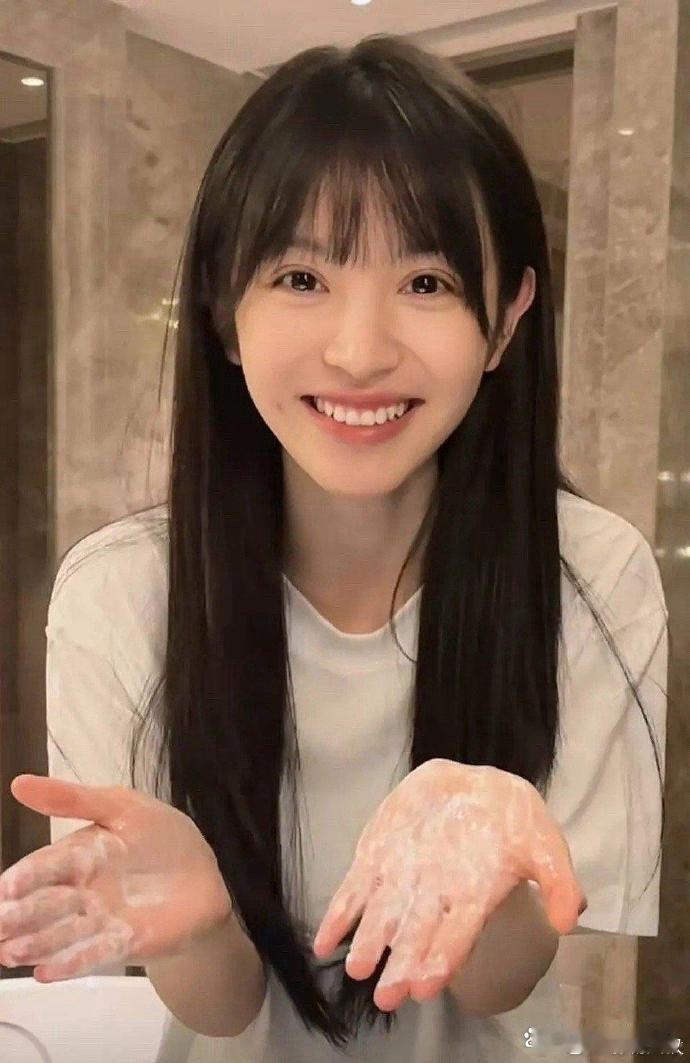 田曦薇那么美，身材那么好，为啥就不火 ​​​