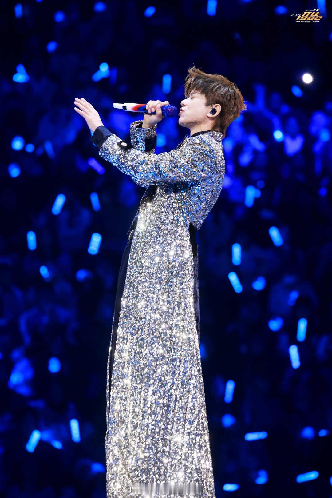 张杰张杰挥手有雨刮器那味了 张杰未live巡回演唱会 演唱会名场面！张杰挥手神似