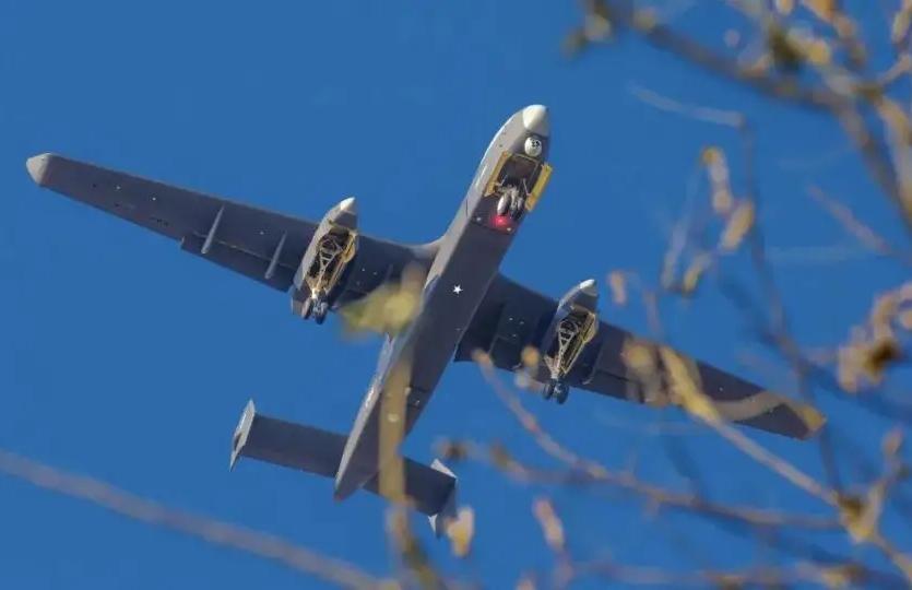 从仰视角度看九天无人机贼拉霸气！
可惜没有挂蛋，否则这不就是大型轰炸机了吗？
关