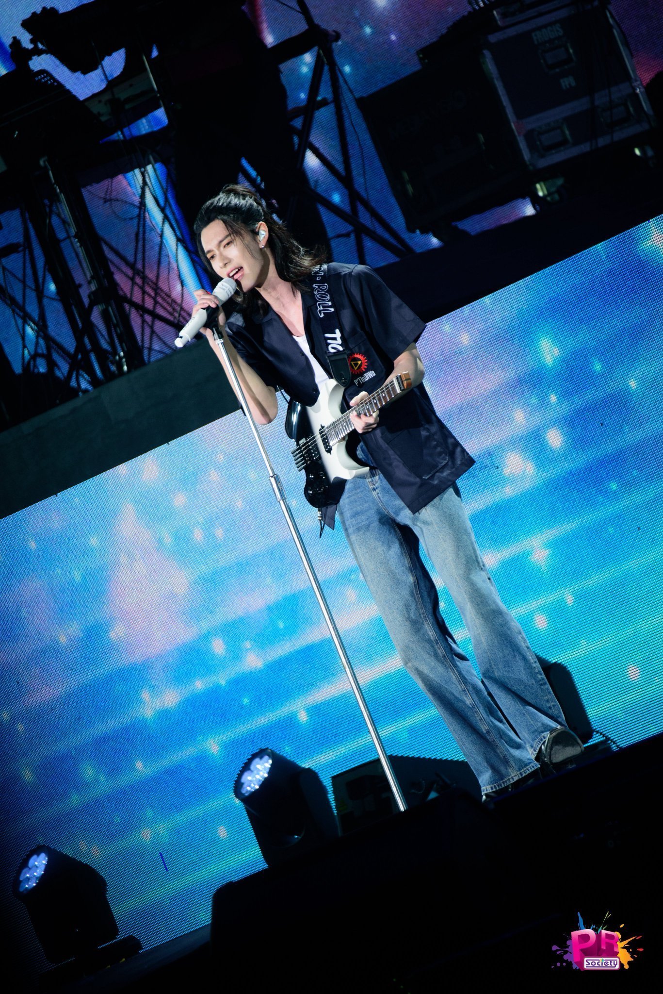 我又回来了 其实我觉得吉他手🎸这套还行🌚歪个题 这裤子好好看 