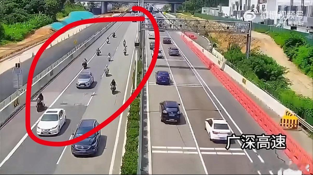 10台摩托车组团冲卡上高速1人死亡10摩托车不顾阻拦，强行冲入高速，最后造成1人