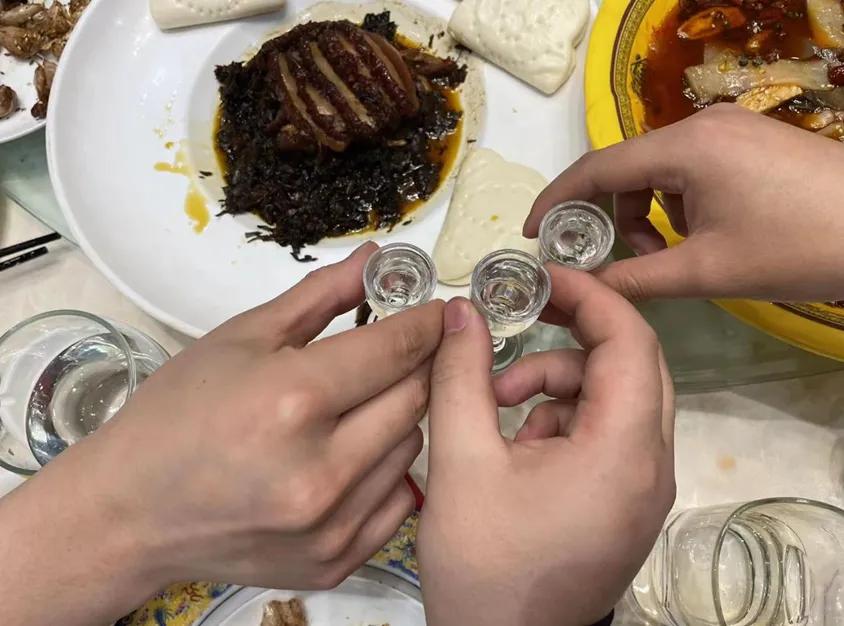 昨天，我提着1箱酒和1盒茶去老同学家做客。饭点时他带着老婆小孩和我一起去餐厅吃饭