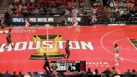 掘金射手小哈达威真是太猖狂了！在今天掘金客场挑战火箭的比赛中，当时比赛进行到了第