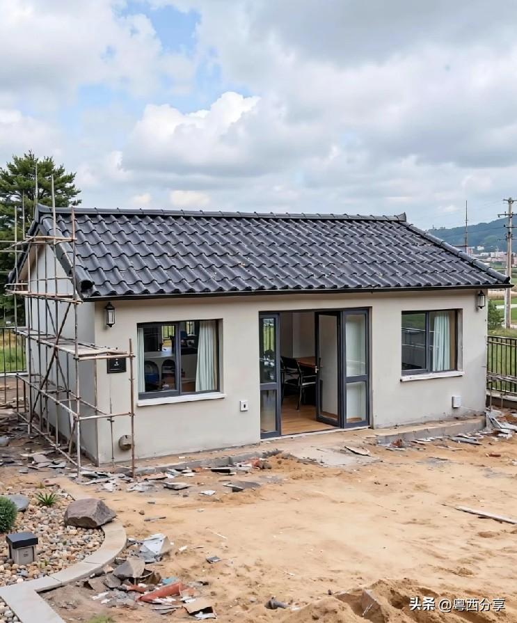 今天我朋友群里聊翻天了，大家都在讨论到底要不要在农村老家盖房子的事情。

有一位