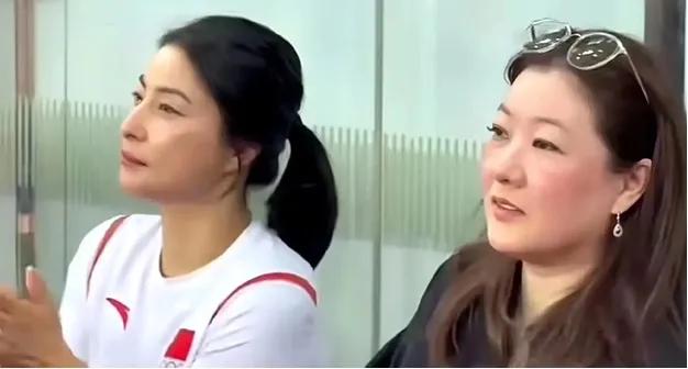 都是中年女人，郭晶晶看起来却没有伏明霞大气，她们美的不一样。郭晶晶和伏明霞都是家