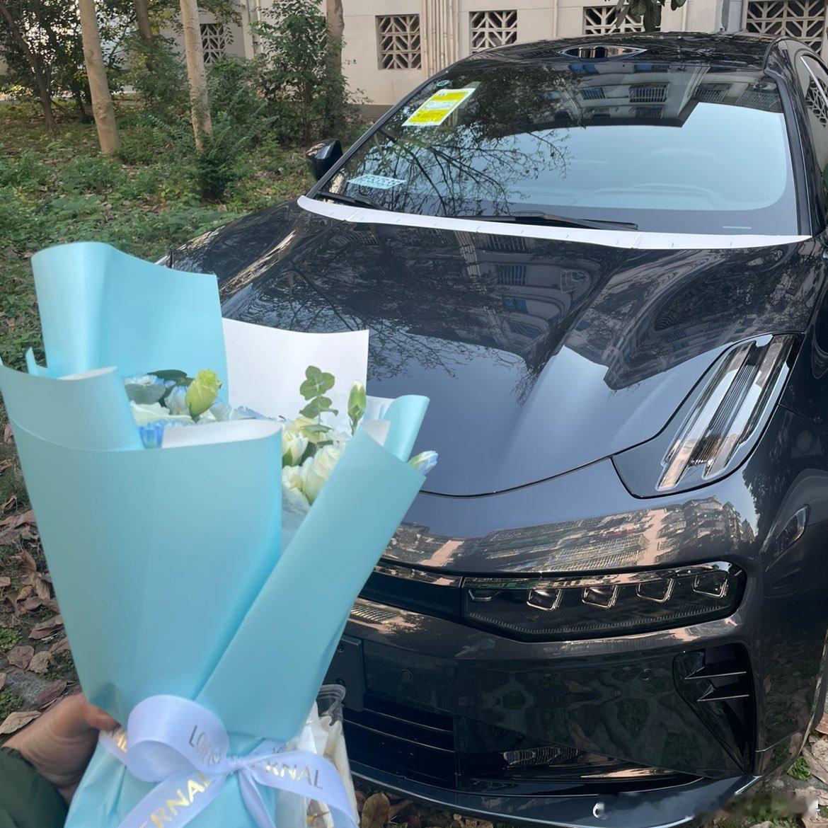 今天护送学生交响乐团参加比赛，大提琴等大型乐器轻松装入车内。精准的温湿度控制让乐