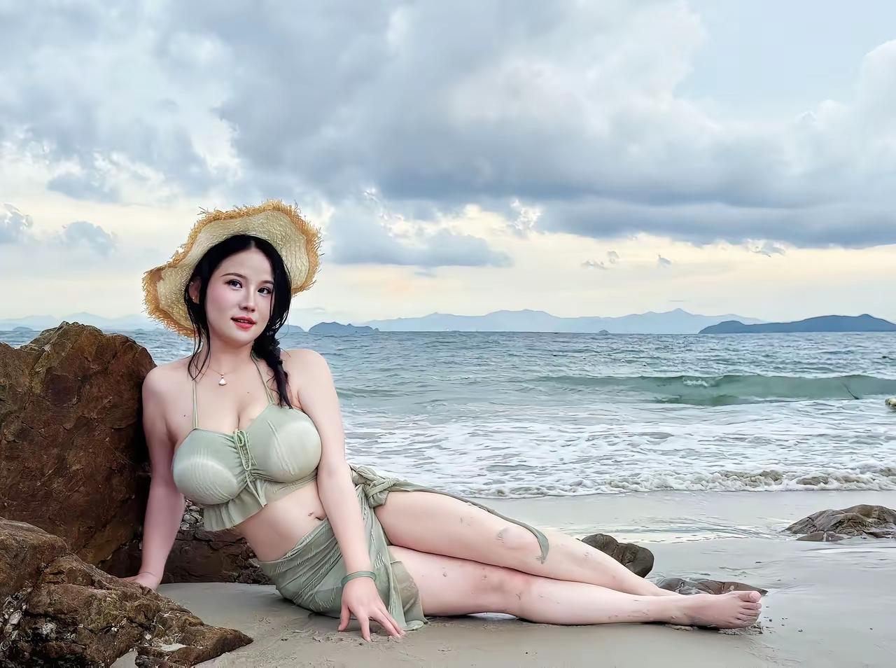 海边度假风，草帽沙滩裙，海浪轻拍，享受美好时光！🌊👒🏖️