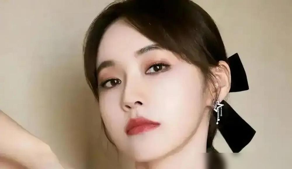 37年的时间，她把那个被嫌弃的小姑娘，活成了妈妈的骄傲。
一个冰冷的雪天，哈尔