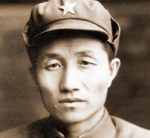 红25军本应按时出发，却因参谋长戴季英泄私愤，被故意拖延了2小时，就在这短短两小