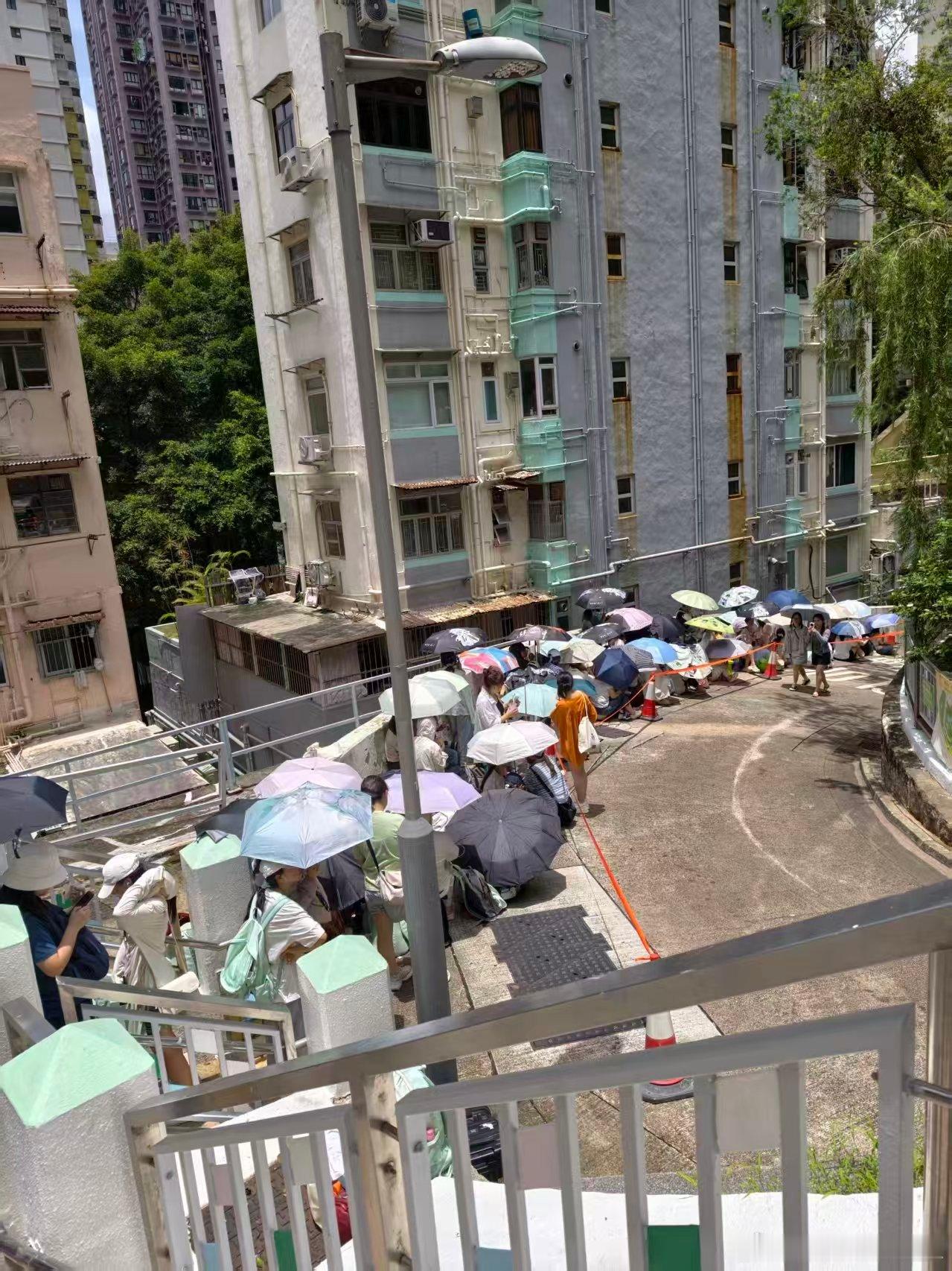今日快乐源泉：徐峥被成毅粉丝（果果们）静候队伍惊出表情包。庞大队伍却安静有序，礼