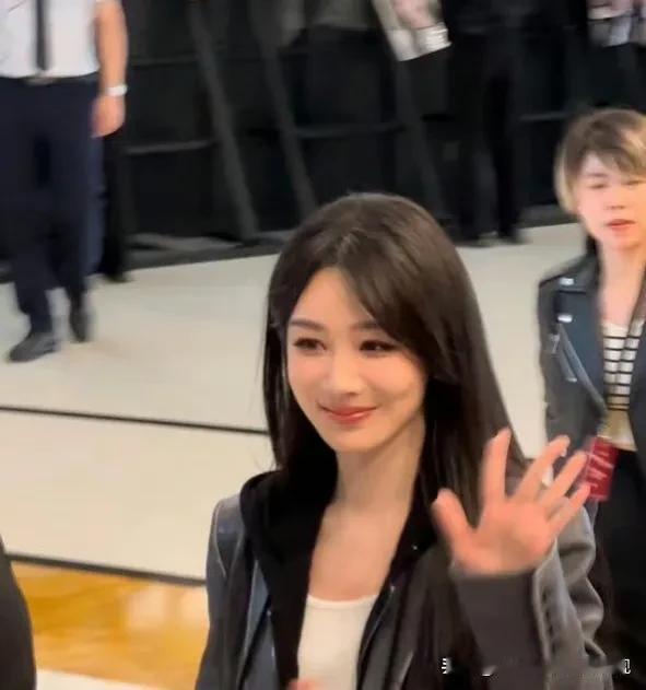 杨紫成都线下活动，美到惊人！她的颜值在娱乐圈还不算最高的，又一次被女明星的线下颜