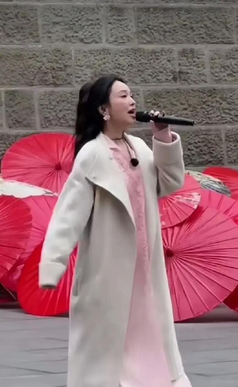 她拎着高铁票赶场，后台塑料袋装着演出服。
县城的商场中央，三首歌时间，台下举手机