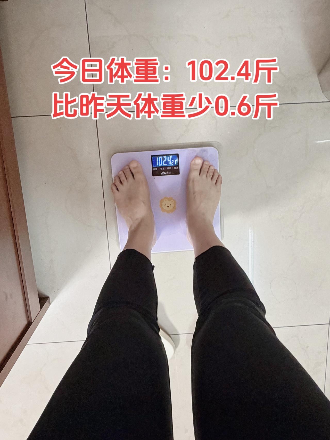 自律减脂健康餐，目标95斤，加油
今日减脂早餐：芋头+鸡蛋+青菜+黑咖啡