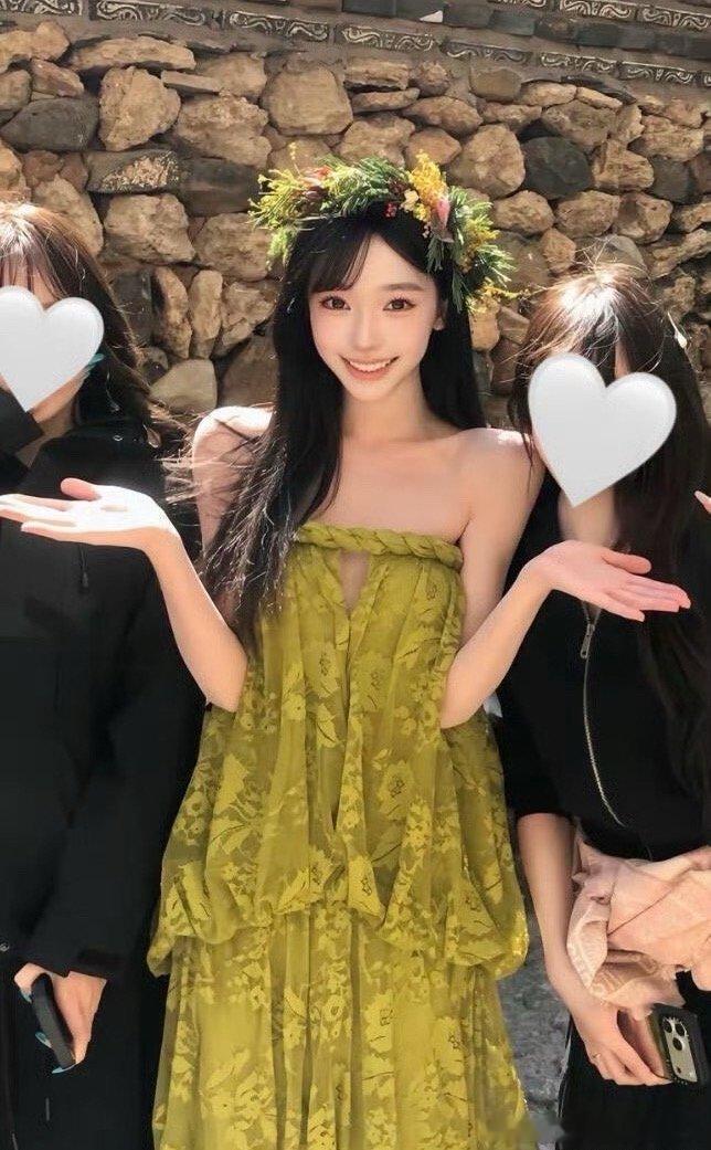 易梦玲在云南被偶遇，齐刘海造型好像仙女，在合照里好出众。 
