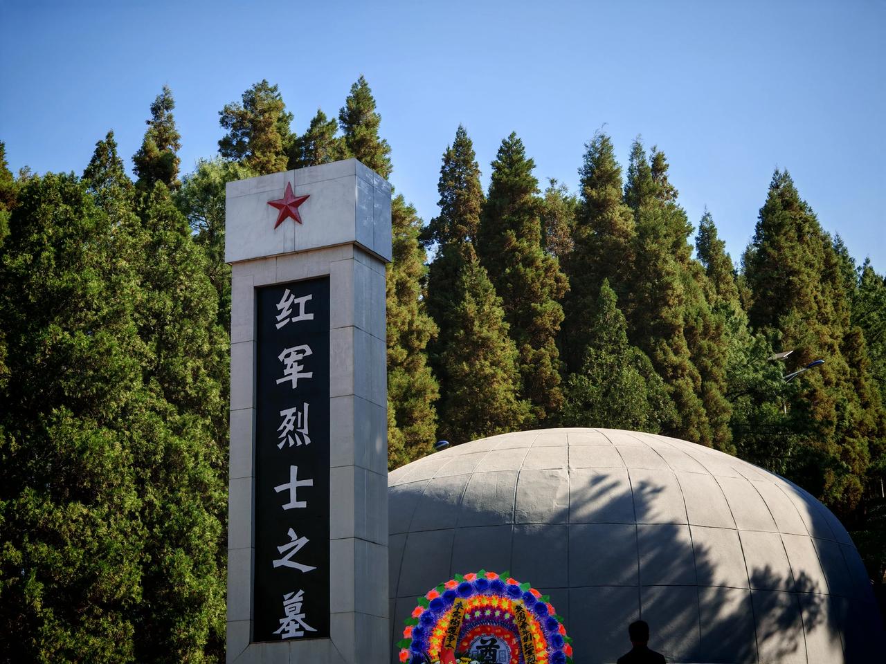 明天就是清明节了，不少学校组织师生来烈士陵园缅怀革命先烈，表达无限哀思。 ​​​