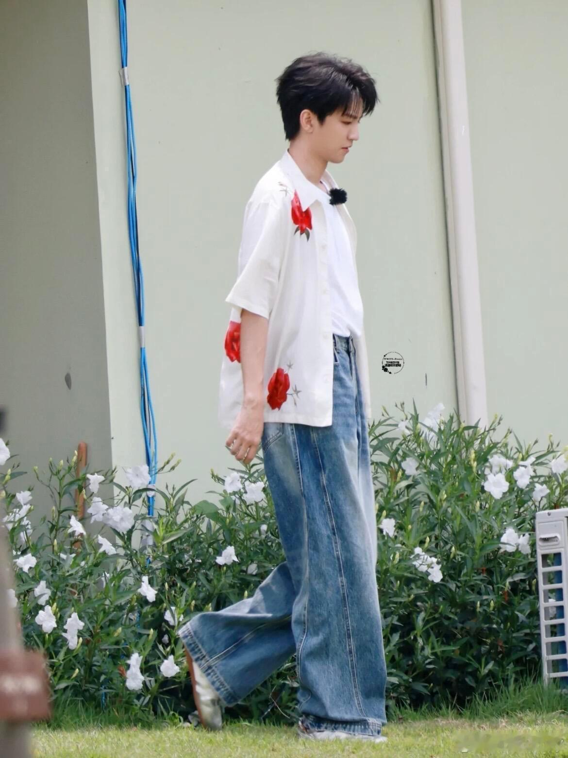王俊凯中餐厅路透｜玫瑰少年上线🌹白衬衫×红玫瑰印花，松弛感拉满，小凯你不要太会