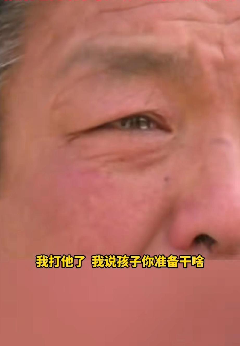 河南新乡，父亲看到已经25岁的儿子，毕业后整日猫在家里，抽烟、刷手机、睡觉，不找