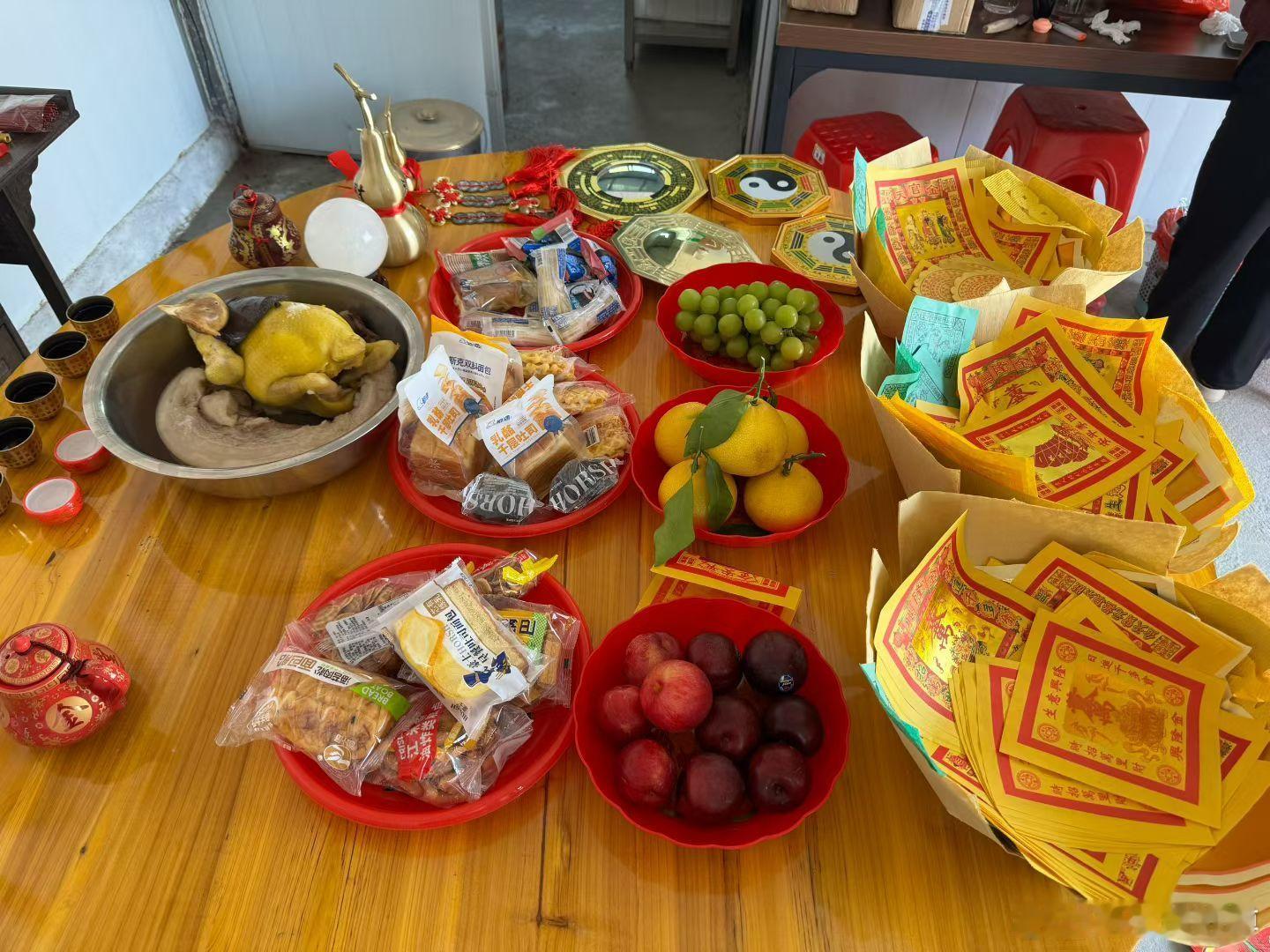 今天农历八月初一，拜祭三大天尊，三官大帝，九天玄女，四大风水祖师爷等众尊神，保佑