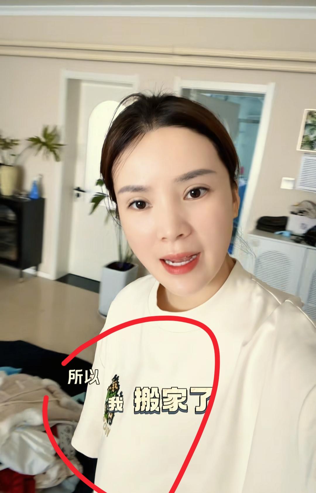 现在全网最糟心的女人就是二妹了吧！
不是因为夫妻闹矛盾，也不是因为带娃搬家
而是