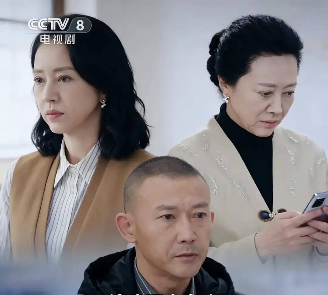 收视跌两成！老戏骨翻车现场
 
第二周就掉23个点，这剧比股票还刺激。董璇那张脸