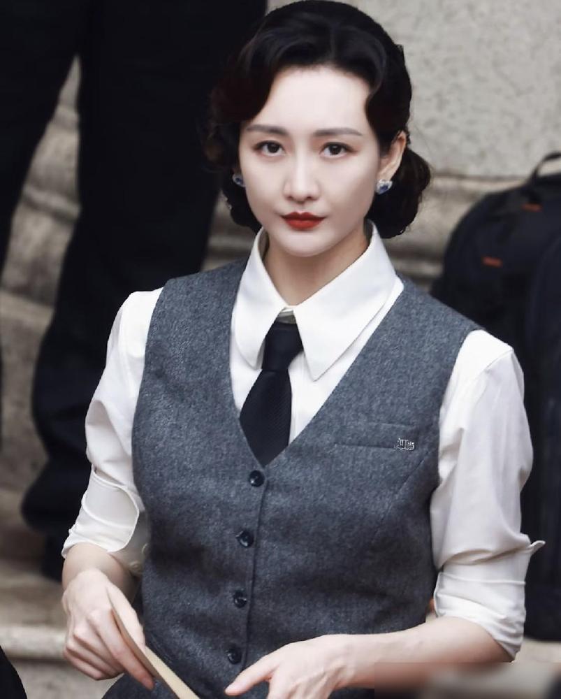 《伪装者》后续：汪曼春死后搜出绝密档案，明楼破译后发现，她居然是延安派来的。
