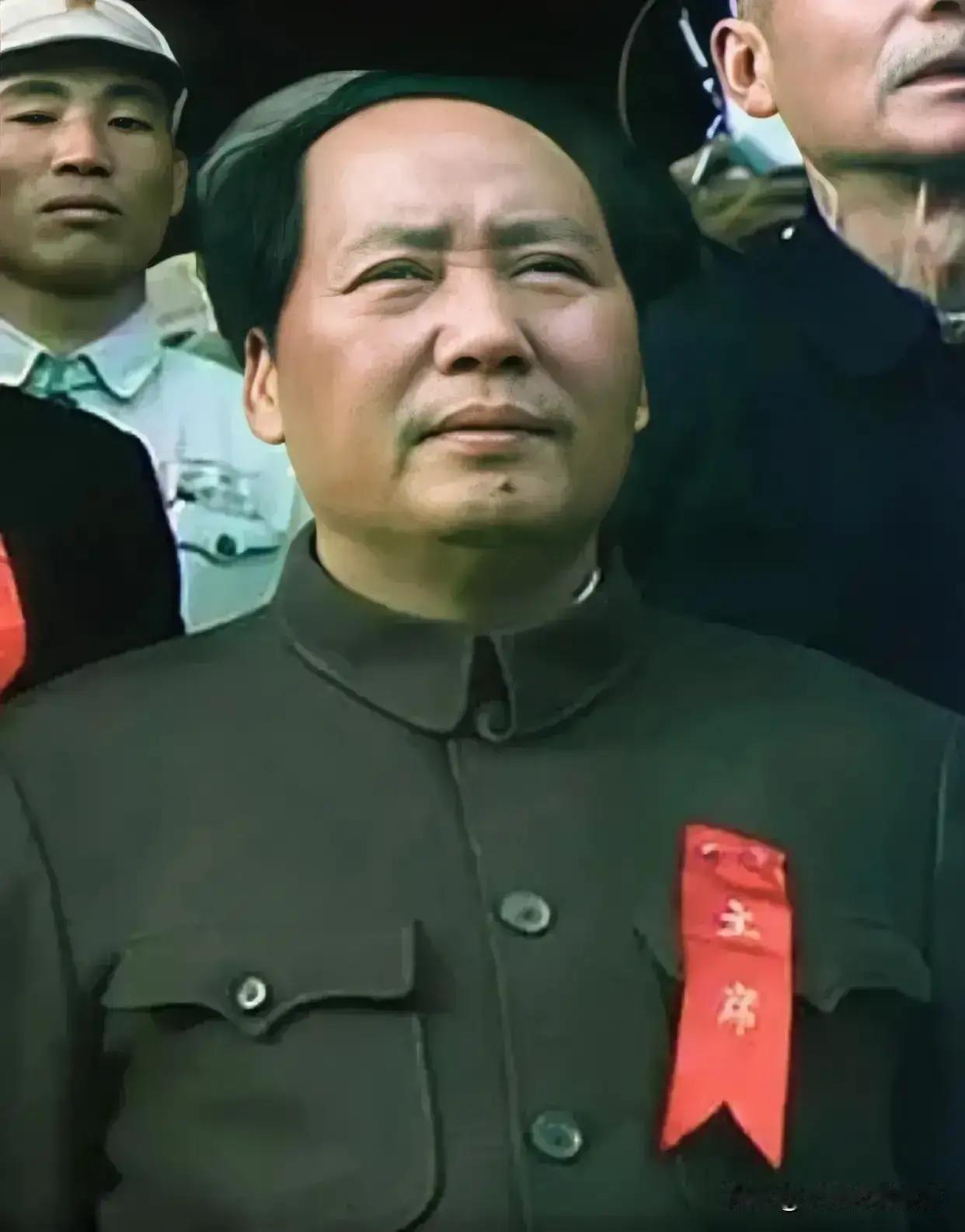 1949年，10月一日，
毛主席气宇轩昂，
登上天安门城楼上，
振臂高呼中国人民