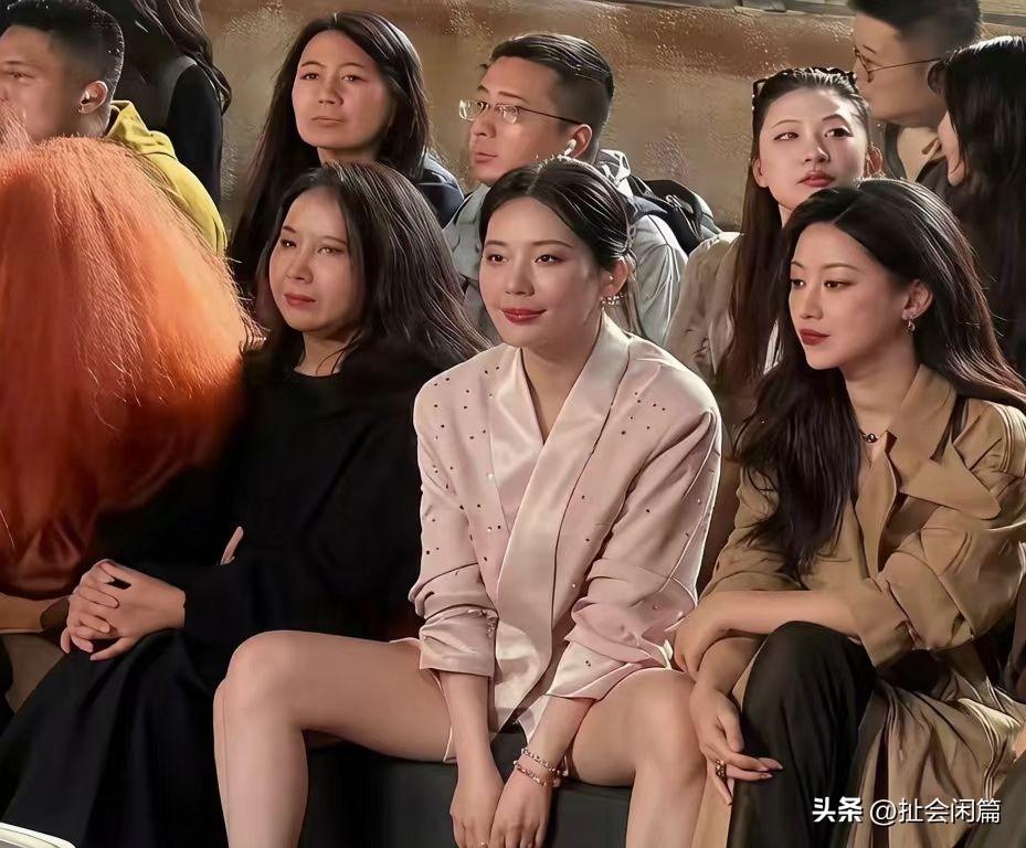 这斌嫂也忒豪放了，在公开场合穿着短裤还用这样的动作，确实比较豪放。

企业家李斌