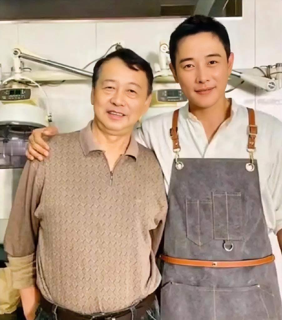 罗晋父亲去世，

告诉我们一个道理，

就是65岁才拿老保的，等于交了一个寂寞啊