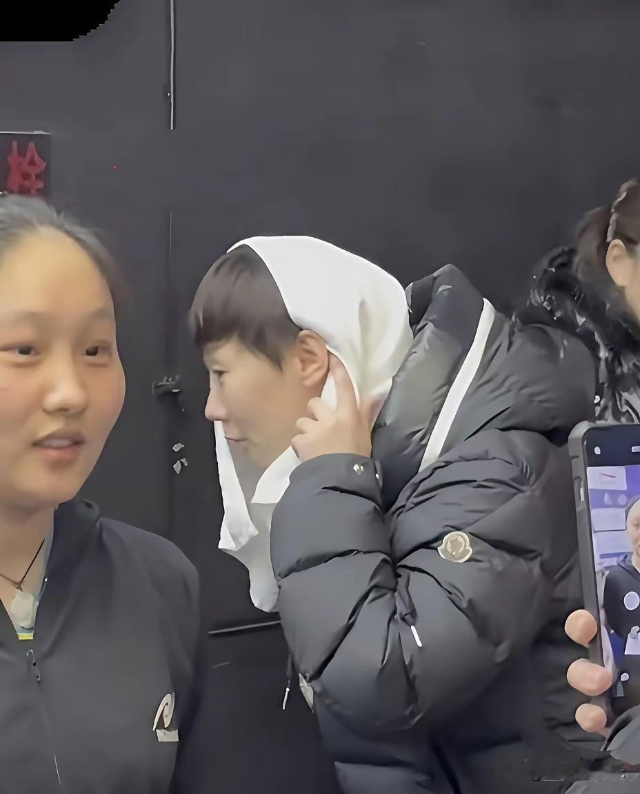 王曼昱还有这样一面
    平日曼昱总是不言不语，刻苦努力。看图她还有这样可爱一