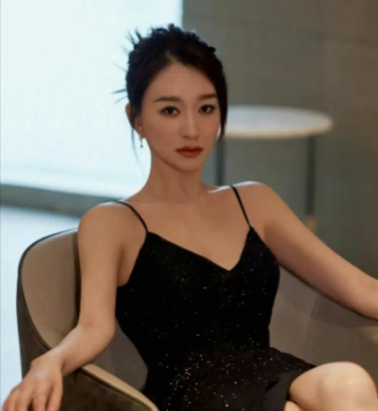 狠得下手！2010年，李小冉被前男友用艾滋针头抵住喉咙吓得她哭泣求饶，他放过了李