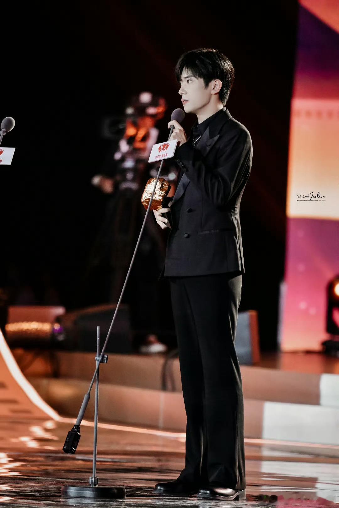 易烊千玺导协年度男演员 恭喜千玺！导协年度男演员荣誉加身，感言中感恩导演包容，更