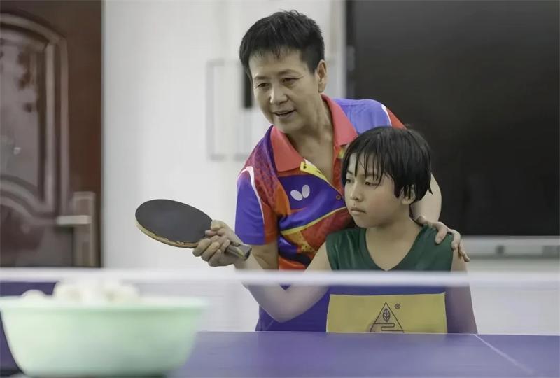 放弃环游中国！世界冠军启蒙教练关艳，扎根大山点亮山里娃国球梦
 
关艳，女，19