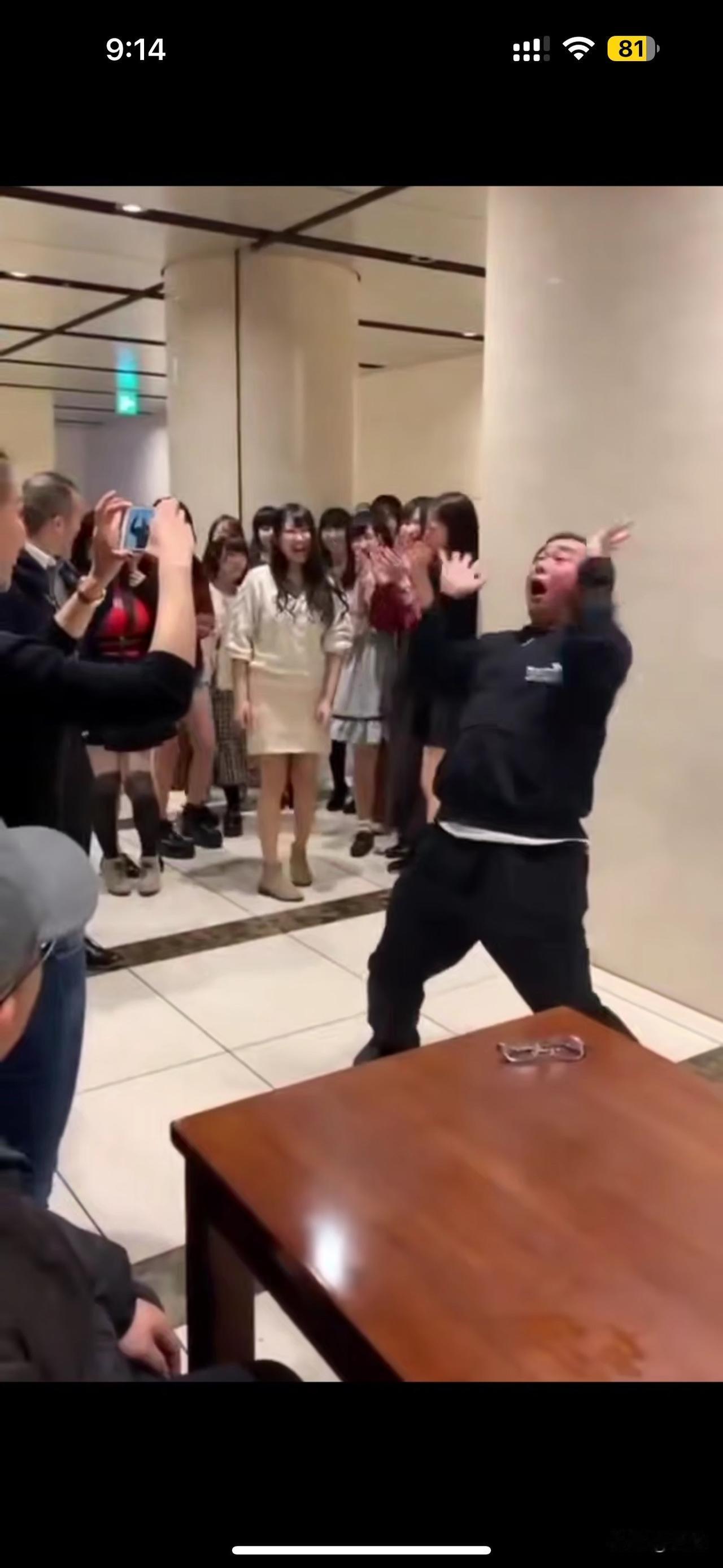 有男子花钱请女演员
轮流给自己耳光
还有餐馆推出“名古屋小姐的巴掌”服务
花30