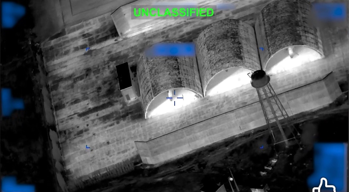 美国中央司令部发布的“史诗狂怒”行动中打击伊朗机场机堡的画面（图1-2） 军用飞