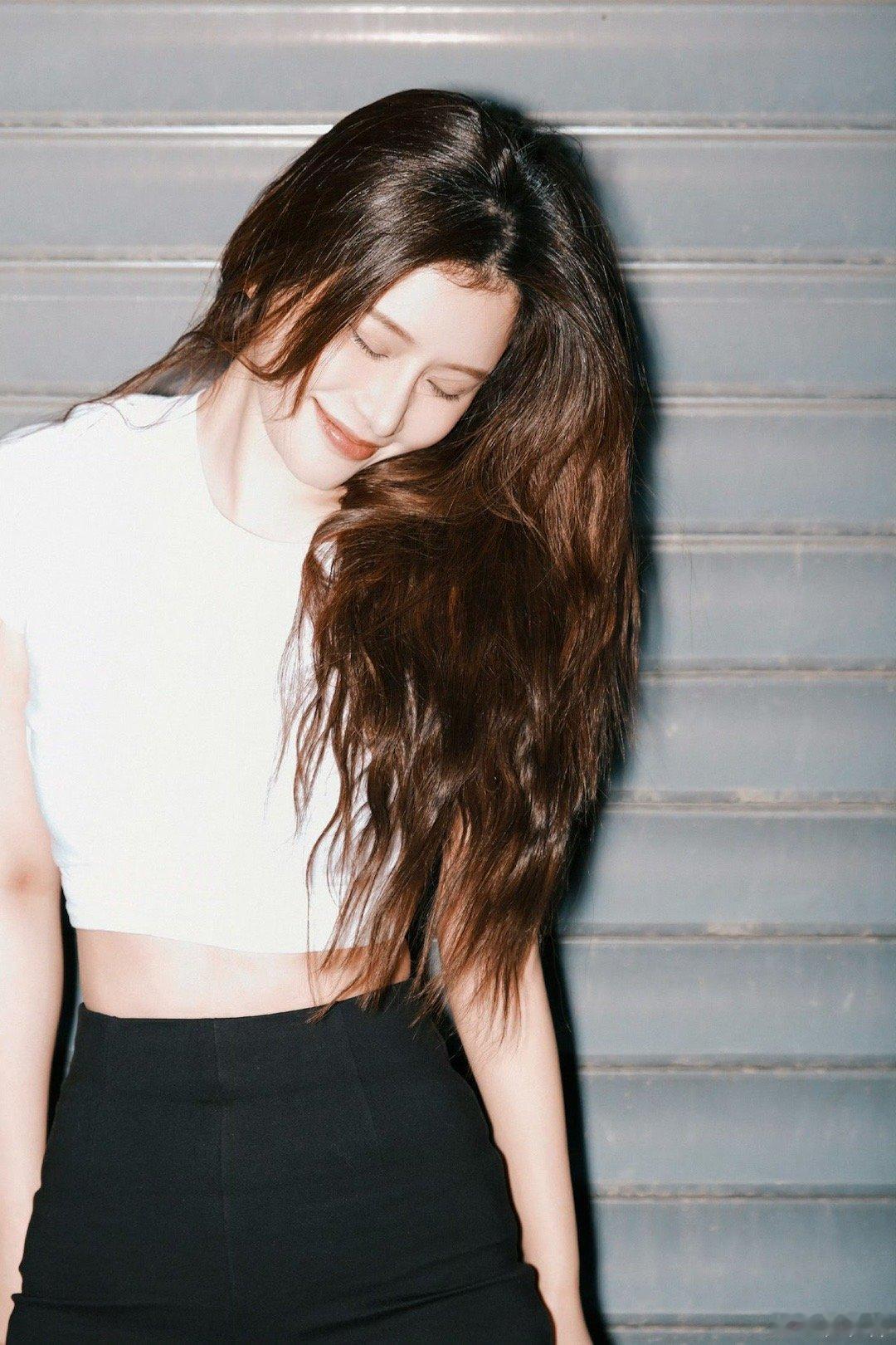 曝权志龙让易易紫坐大腿上我记得她不是在拍短剧说实话她说的这些有人愿意去相信吗🥺