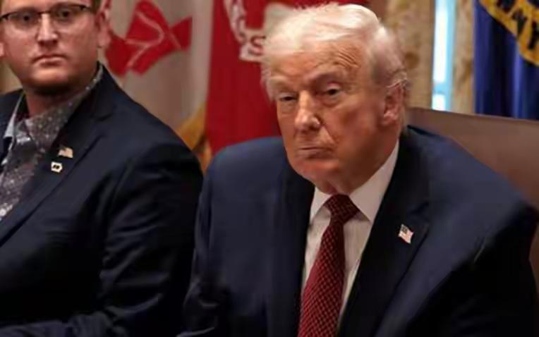 泽连斯基这次指望不上美国了，
        2025年12月8日，美国总统特朗