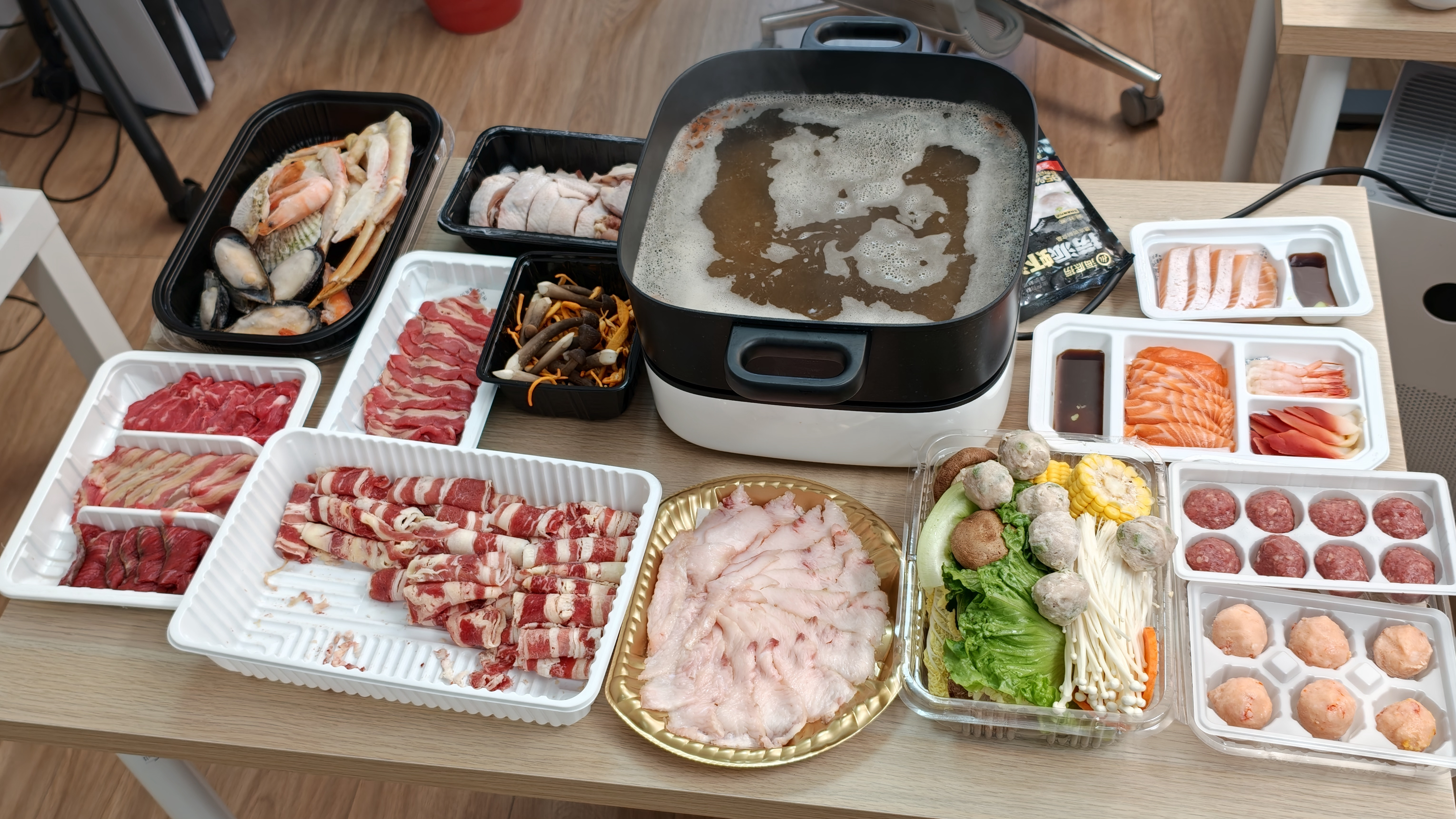 早，今天搁工作室吃个广式五指毛桃打边炉都是蛋白质，很健康吧