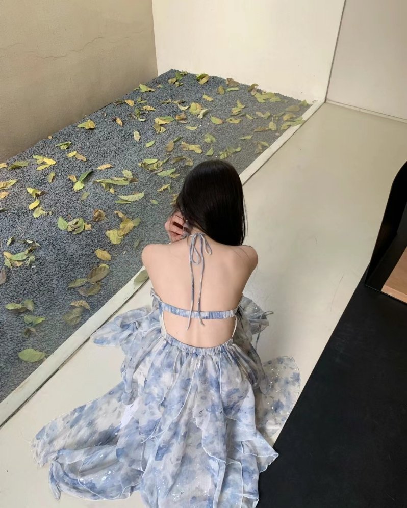 有时候觉得 那么破烂不堪的自己 靠近谁都不是一件好事 会拖累 . ​​​