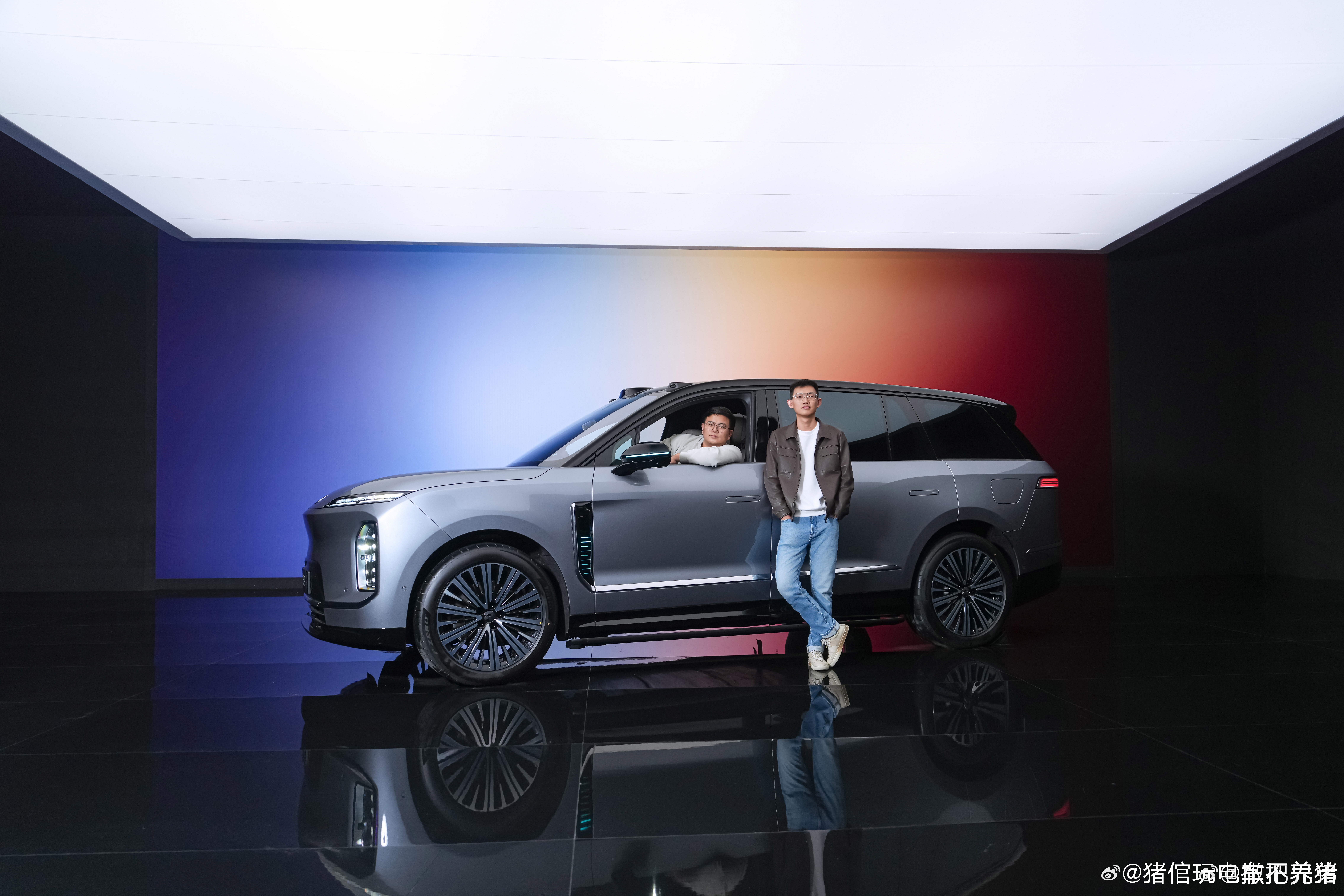 蔚来ES9的气场已知图片中人身高177，轮毂是22寸的蔚来es9