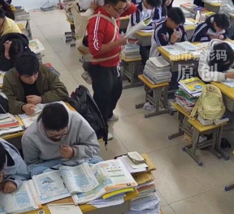 云南，一男老师将自己一岁多的孩子，每天带到教室上授课，后因男老师课堂上的授课视频