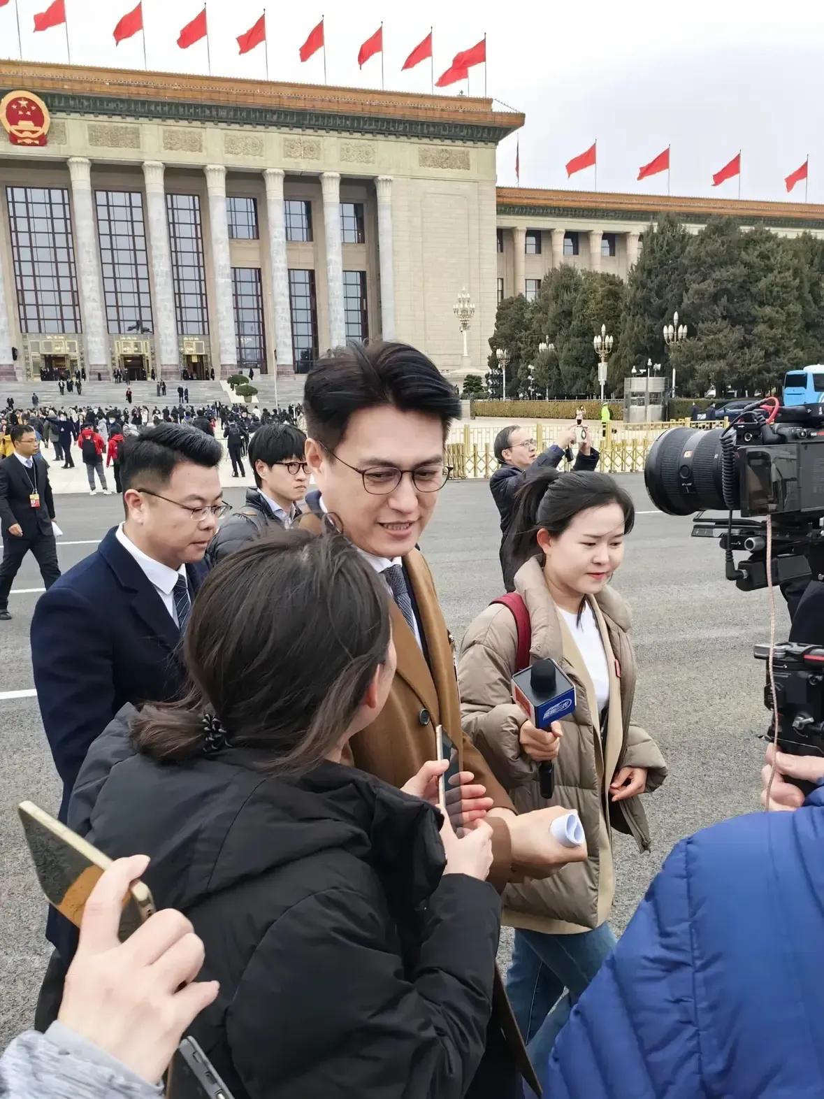 5月26日，靳东突然现身深圳文博会，瞬间点燃现场！他身穿白T配蓝衬衫，黑框眼镜加